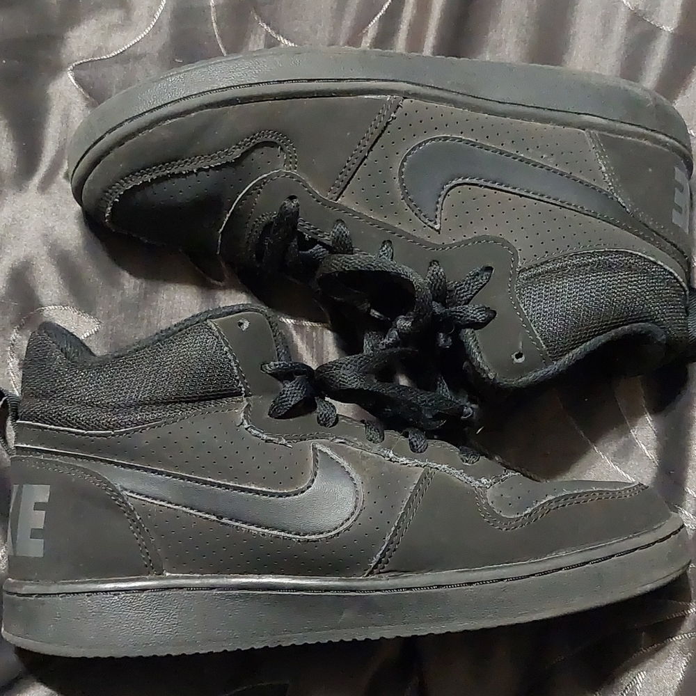 Nike court mid all black